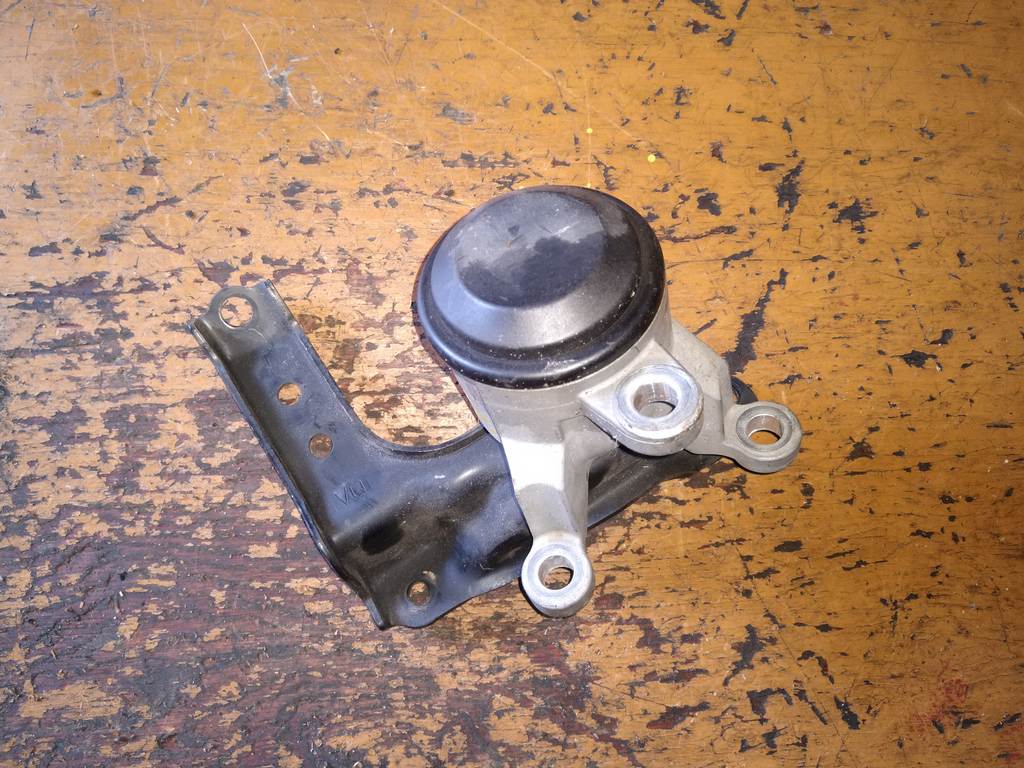 подушка двигателя Nissan Teana