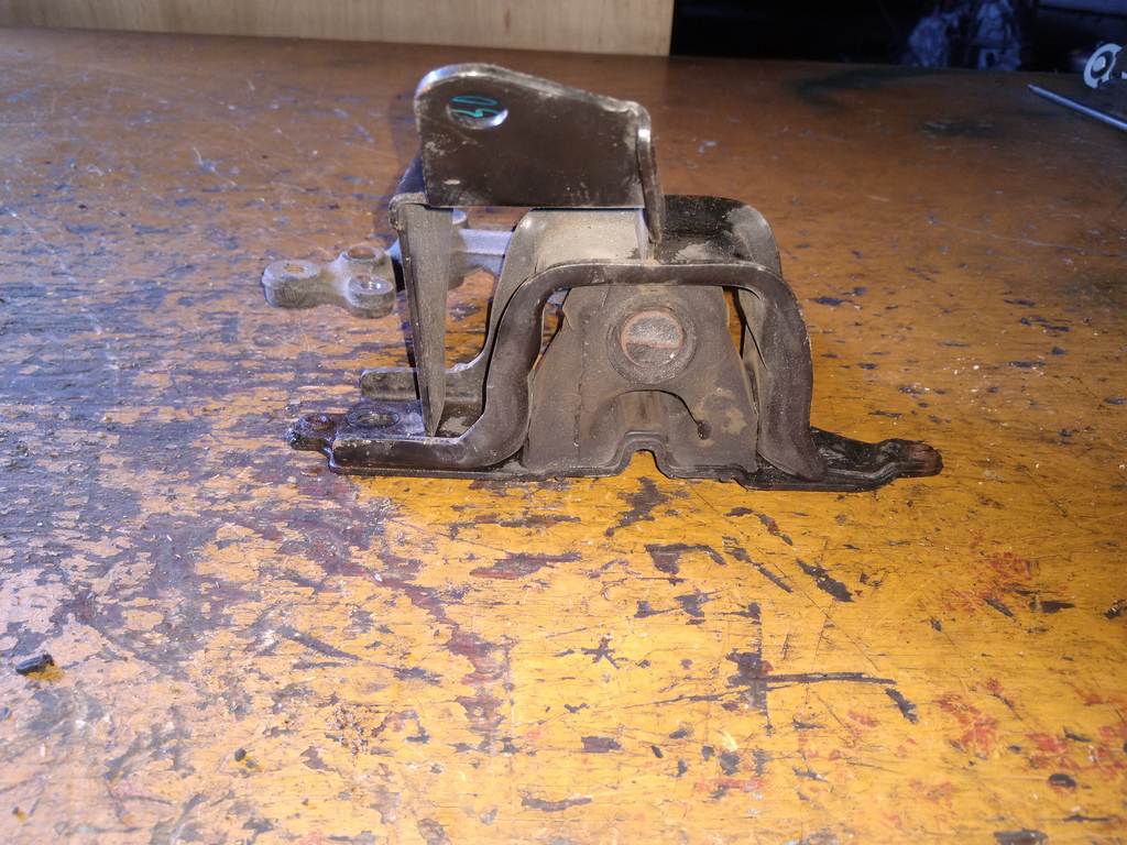подушка двигателя Toyota Passo