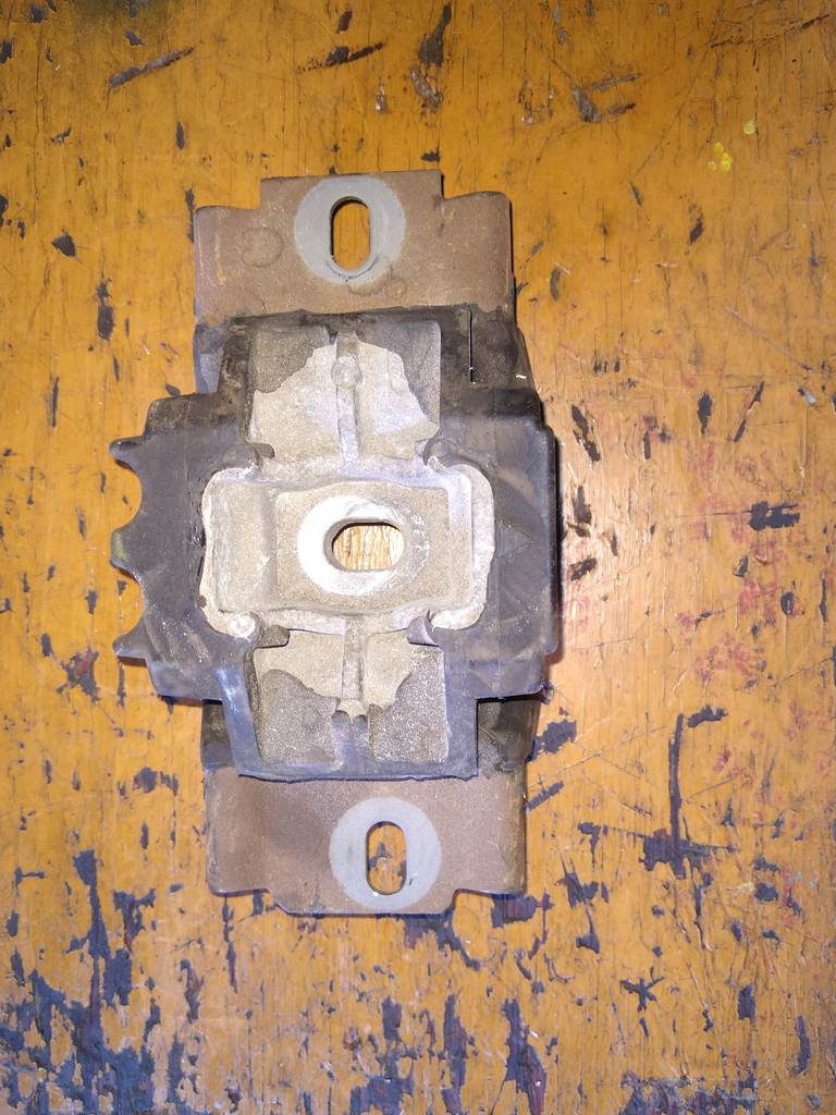 подушка двигателя Mazda Demio