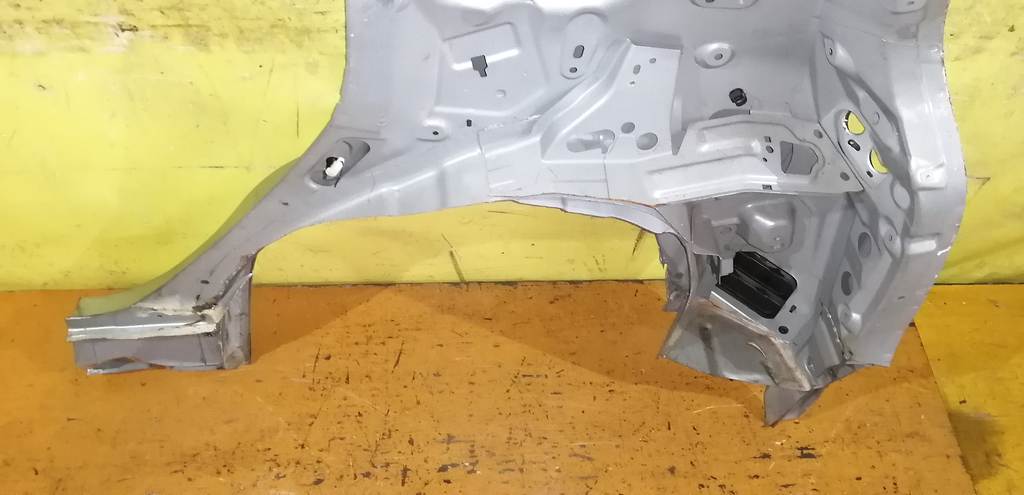 крыло Mazda Demio