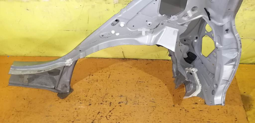 крыло Toyota Vitz