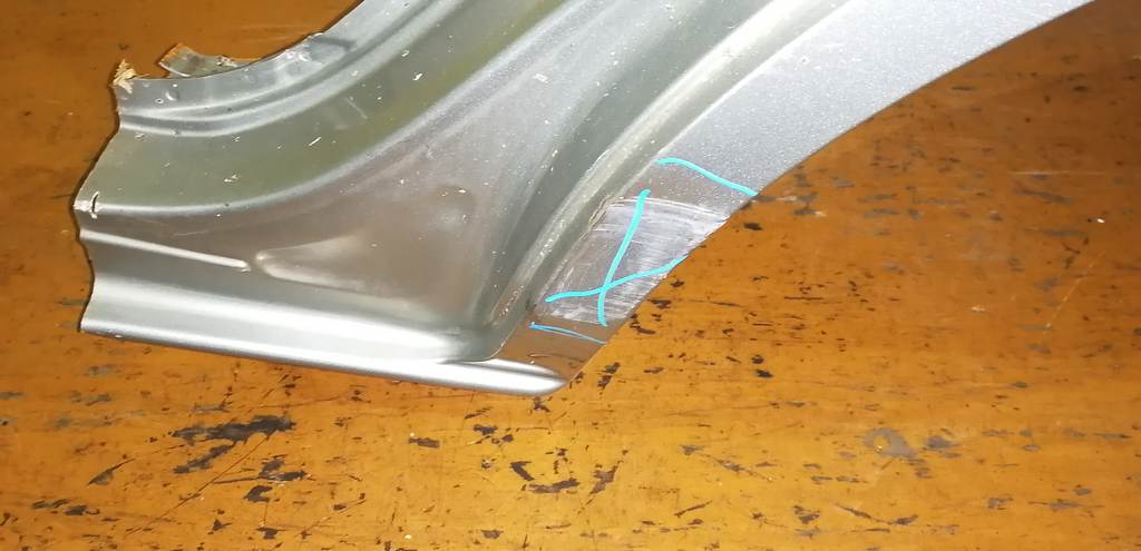 крыло Mazda Demio