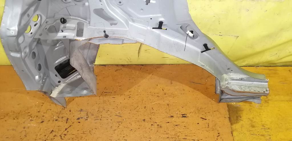 крыло Mazda Demio