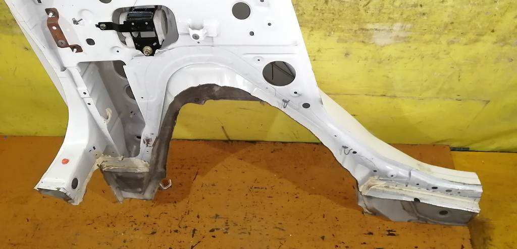 крыло Nissan Cube