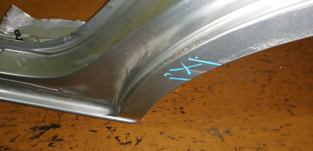 крыло Mazda Demio