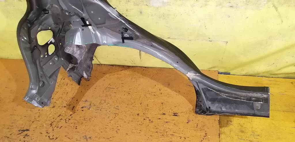 крыло Toyota Vitz