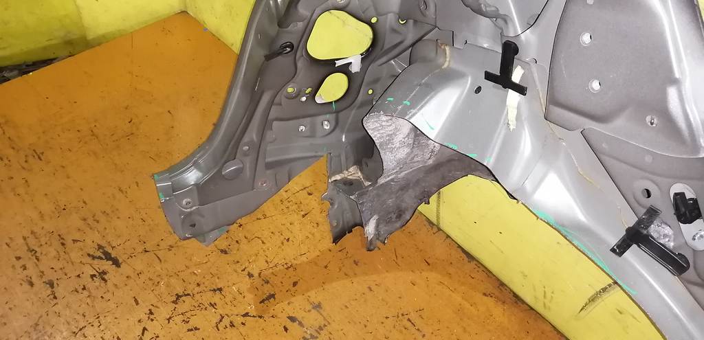 крыло Toyota Vitz