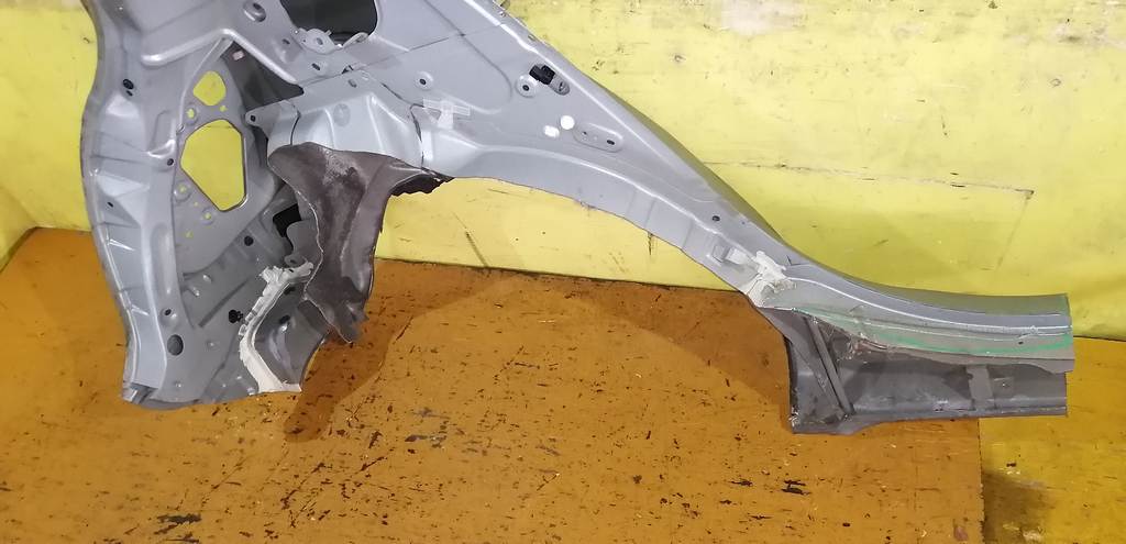 крыло Toyota Vitz