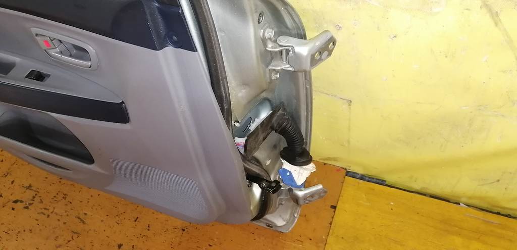 дверь Mazda Demio