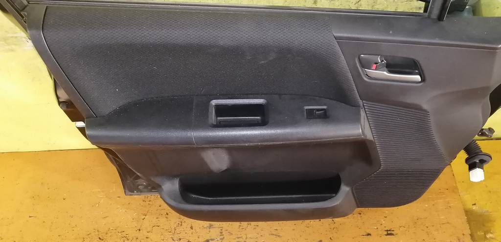 дверь Honda Freed Spike