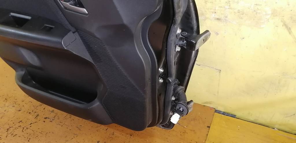 дверь Honda Freed Spike