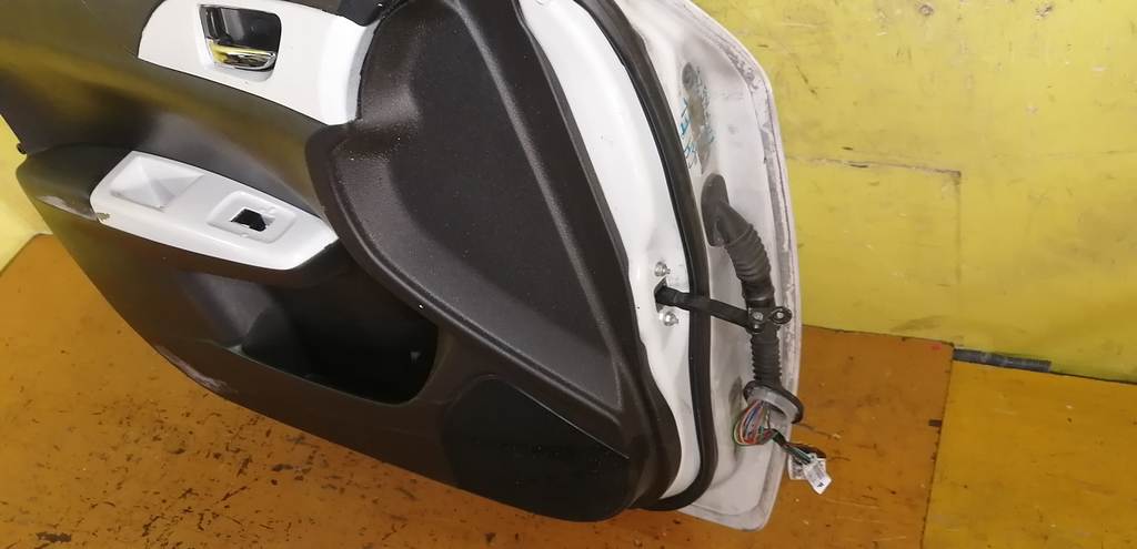 дверь Subaru Impreza