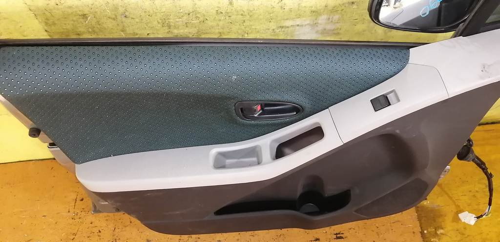 дверь Toyota Vitz