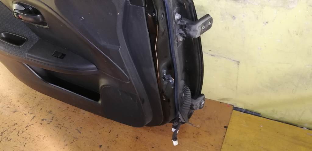 дверь Nissan Note