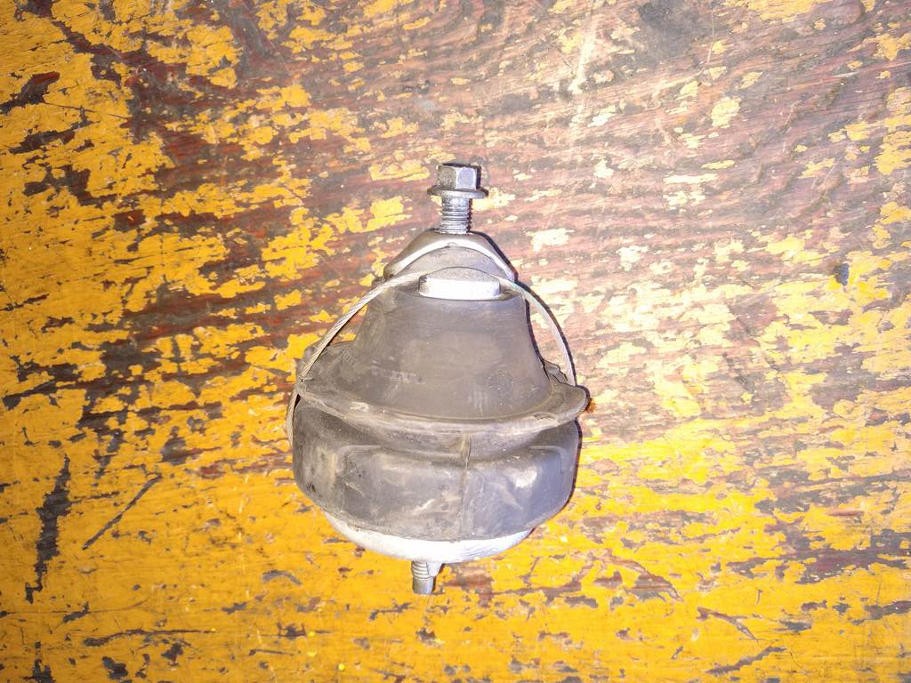 подушка двигателя Volvo XC90