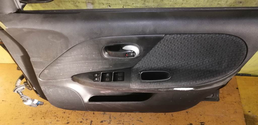 дверь Nissan Note