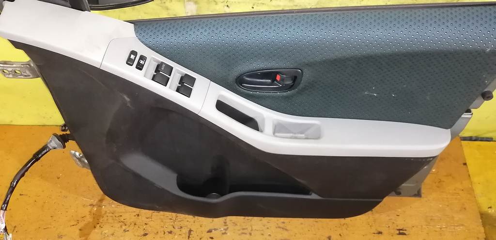 дверь Toyota Vitz