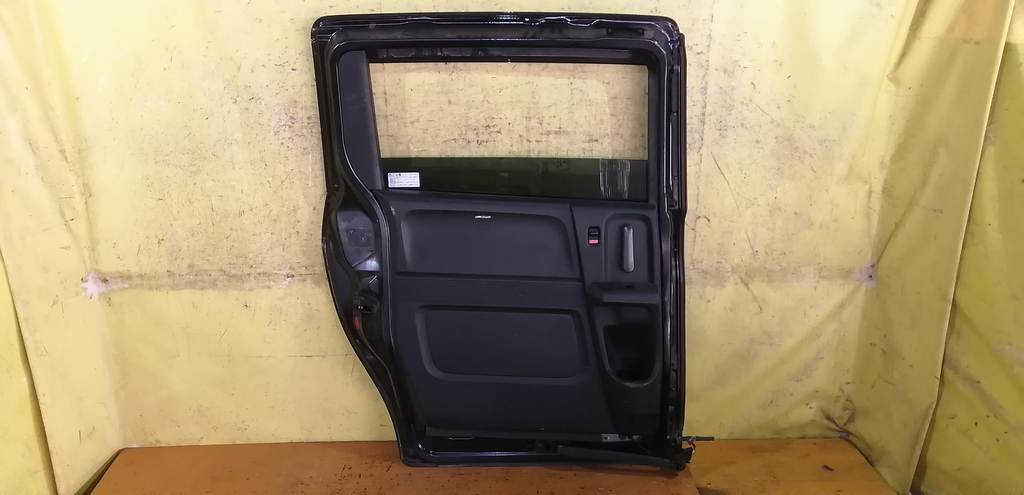 дверь Honda Freed Spike