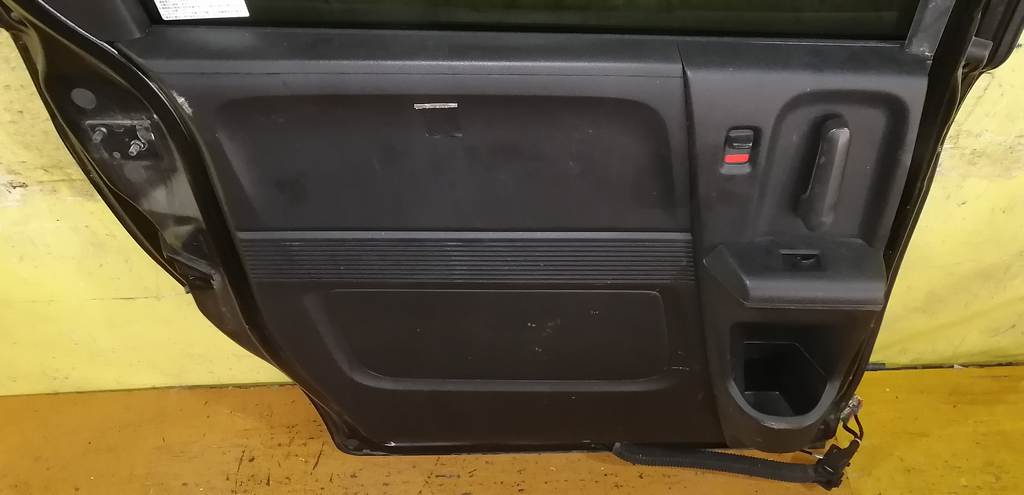 дверь Honda Freed Spike