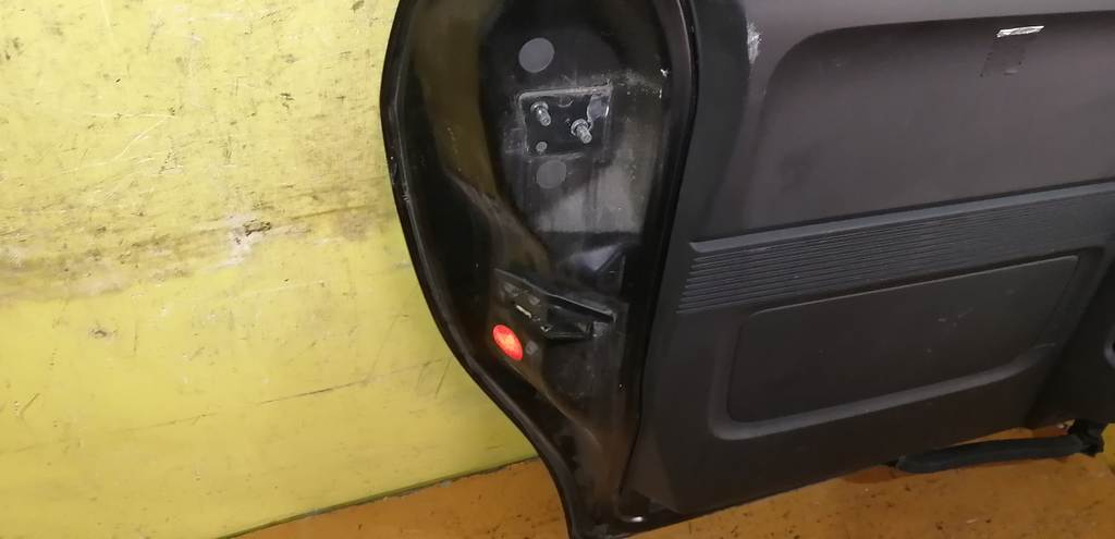 дверь Honda Freed Spike