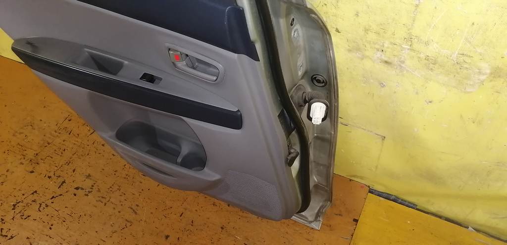 дверь Mazda Demio