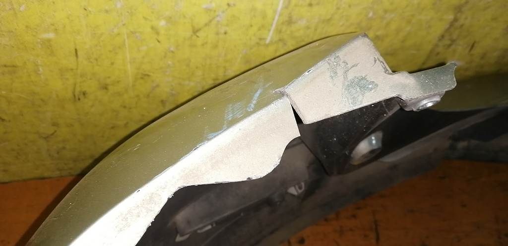 бампер Mazda Demio