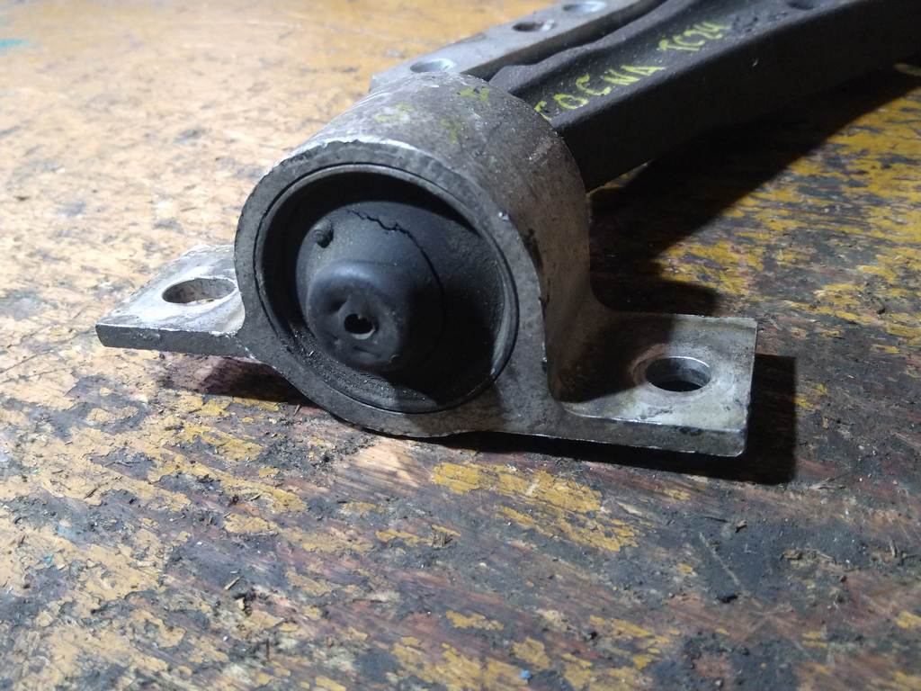 рычаг Nissan Serena