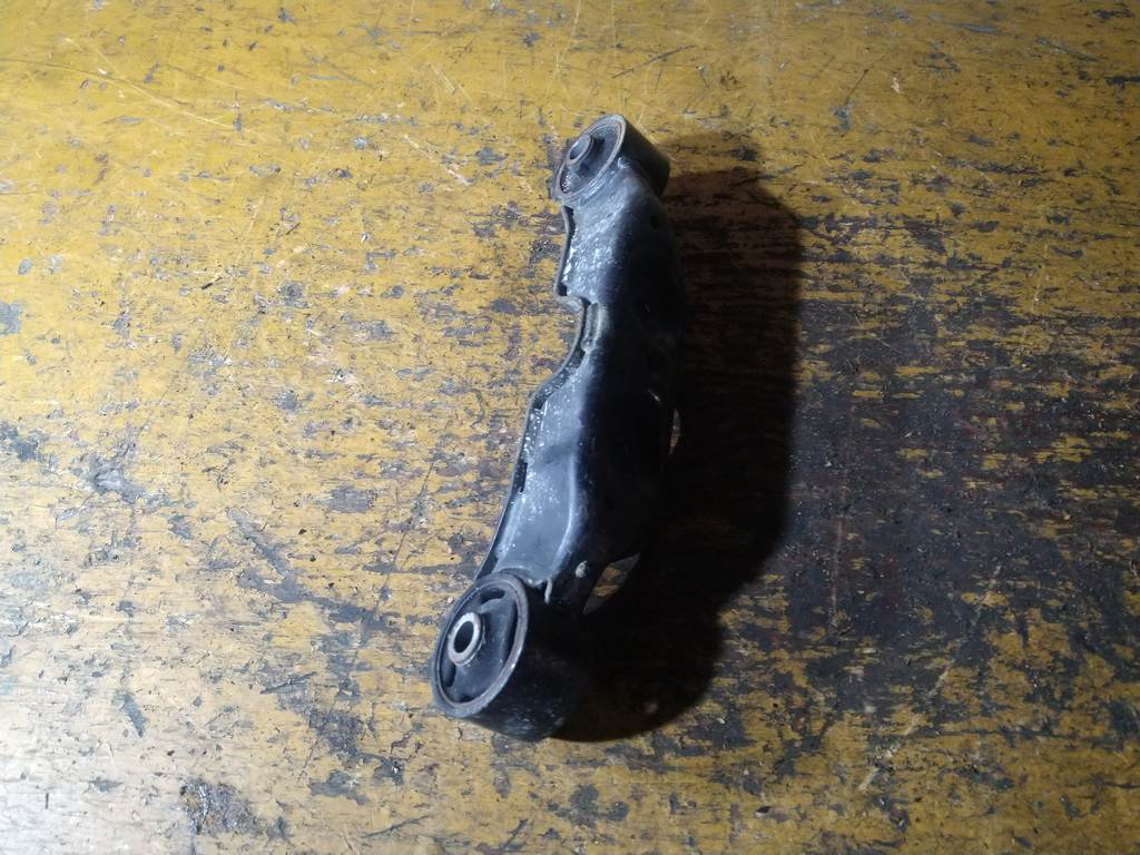 крепление редуктора Subaru Legacy