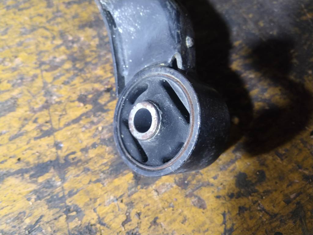 крепление редуктора Subaru Legacy