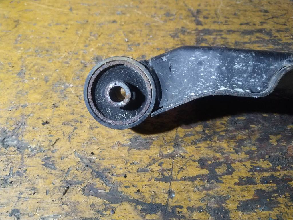 крепление редуктора Subaru Legacy