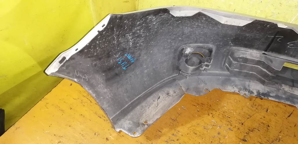 бампер Nissan Presage