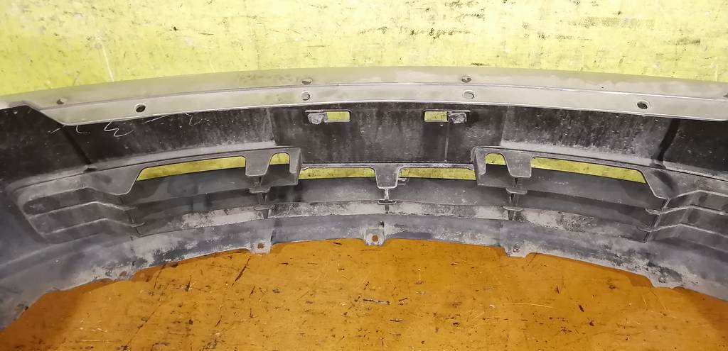 бампер Nissan Presage