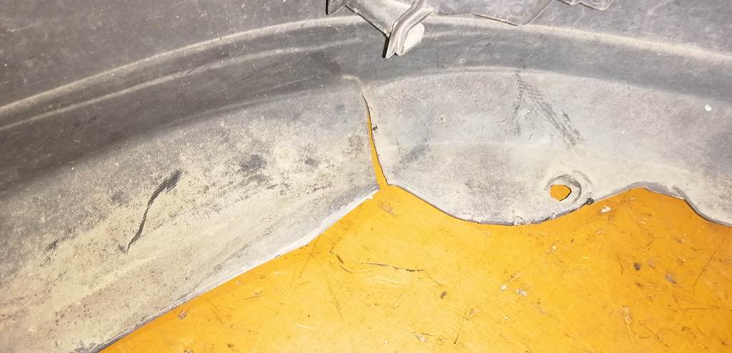 бампер Nissan Presage