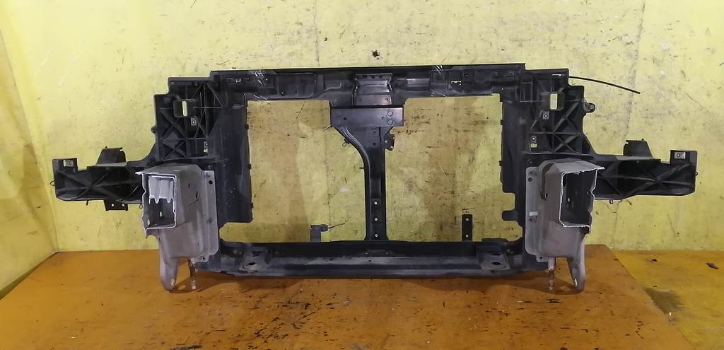 рамка радиатора Nissan Presage