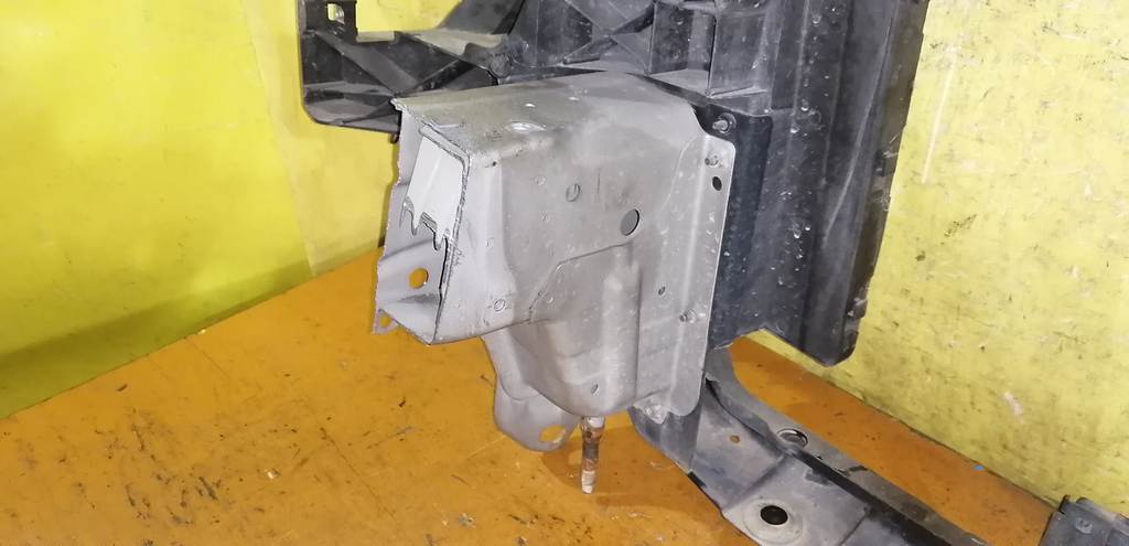 рамка радиатора Nissan Presage