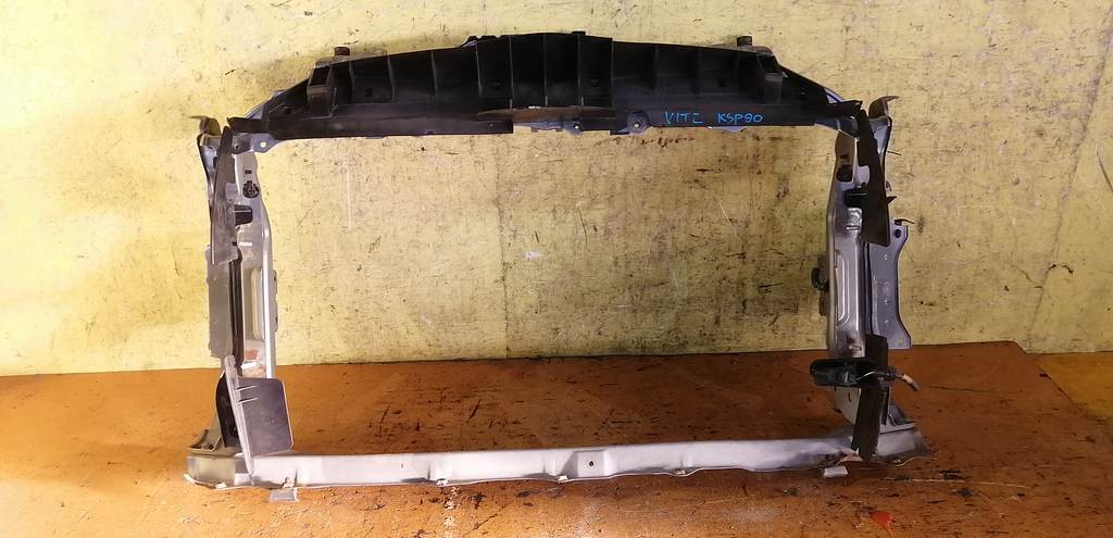 рамка радиатора Toyota Vitz