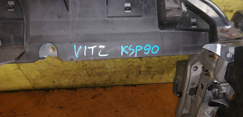 рамка радиатора Toyota Vitz