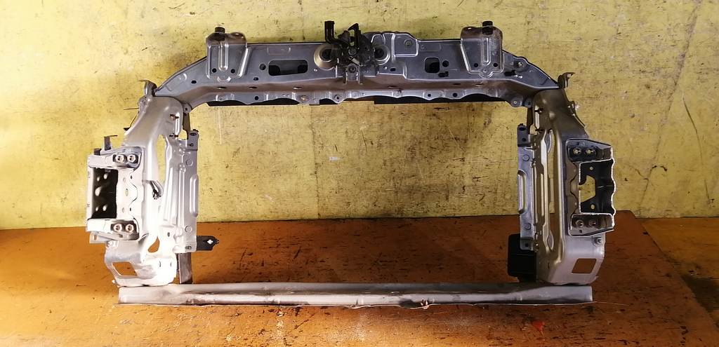 рамка радиатора Toyota Vitz