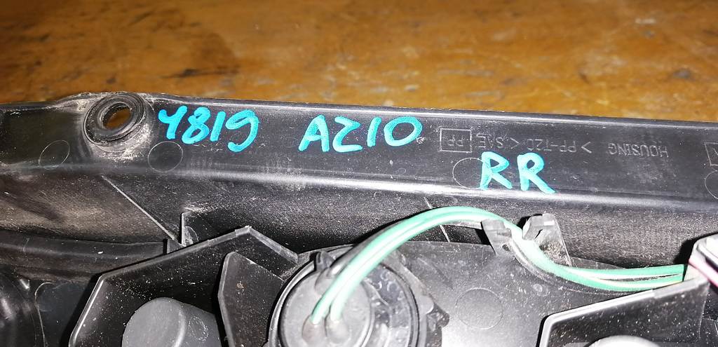 стоп-сигнал Nissan Cube