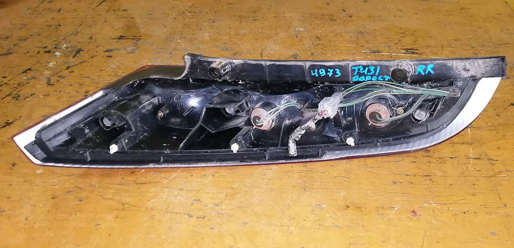 стоп-сигнал Nissan Presage