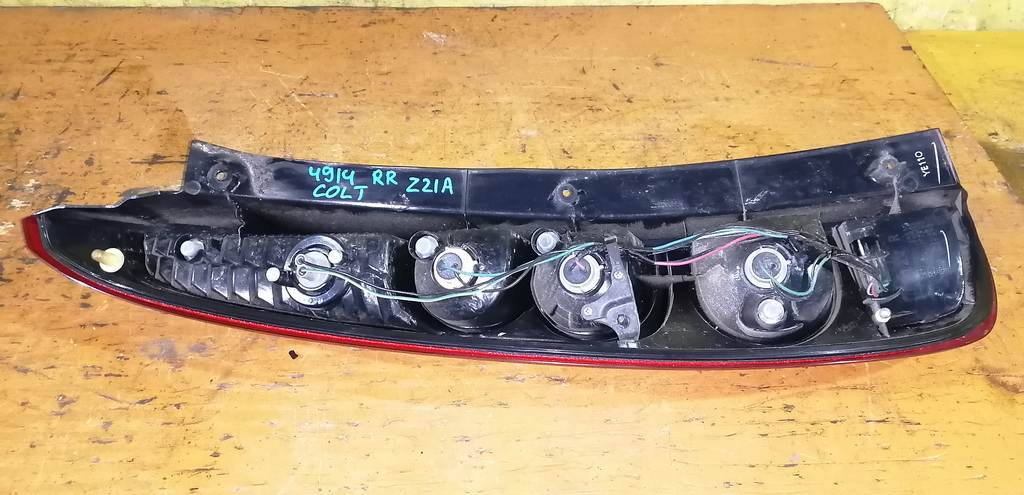 стоп-сигнал Mitsubishi Colt