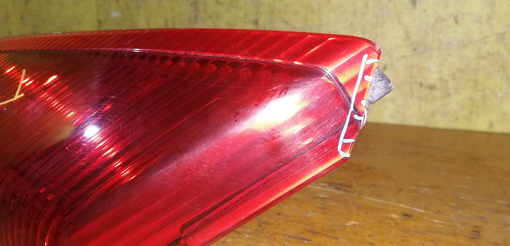 стоп-сигнал Nissan Presage