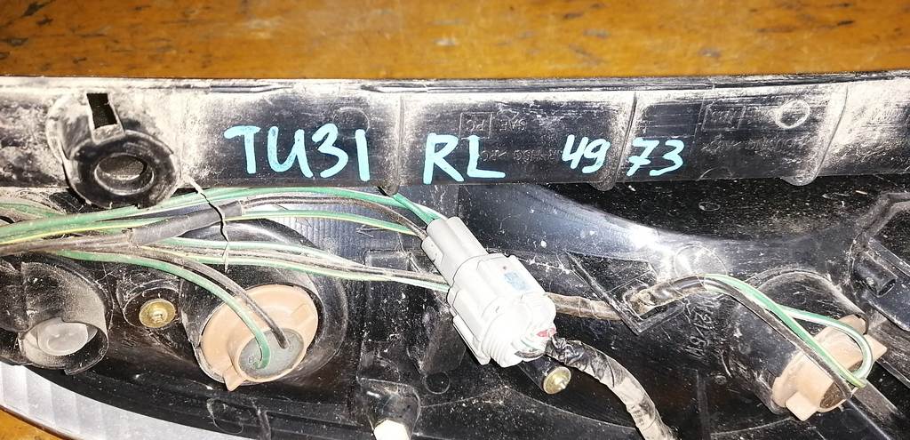 стоп-сигнал Nissan Presage