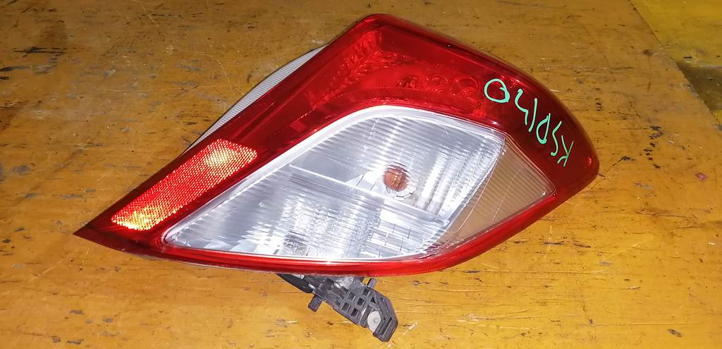 стоп-сигнал Toyota Vitz