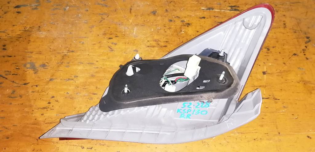 стоп-сигнал Toyota Vitz