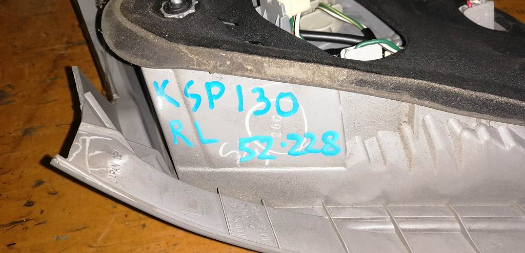 стоп-сигнал Toyota Vitz