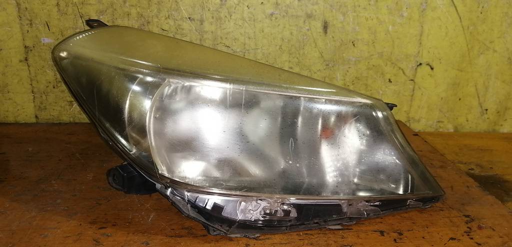 фара Toyota Vitz