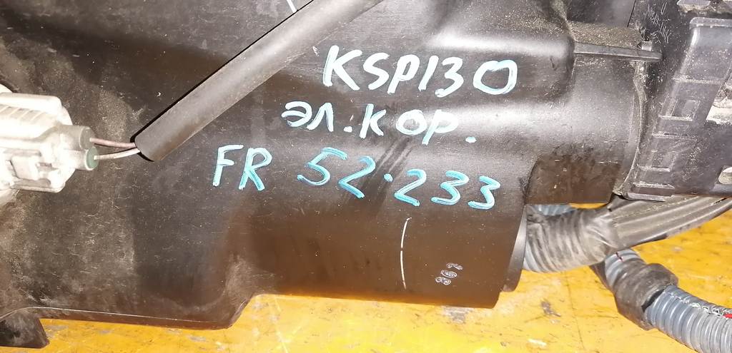 фара Toyota Vitz