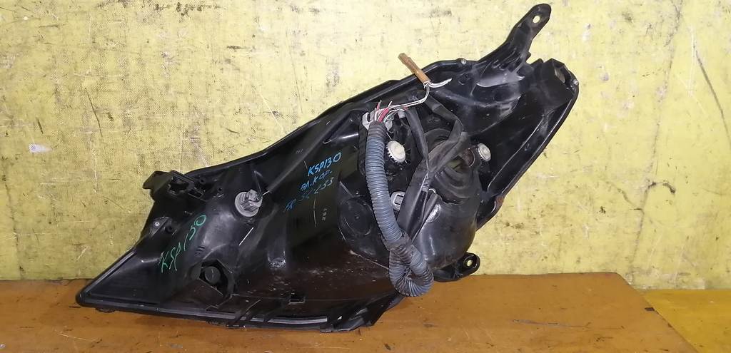 фара Toyota Vitz