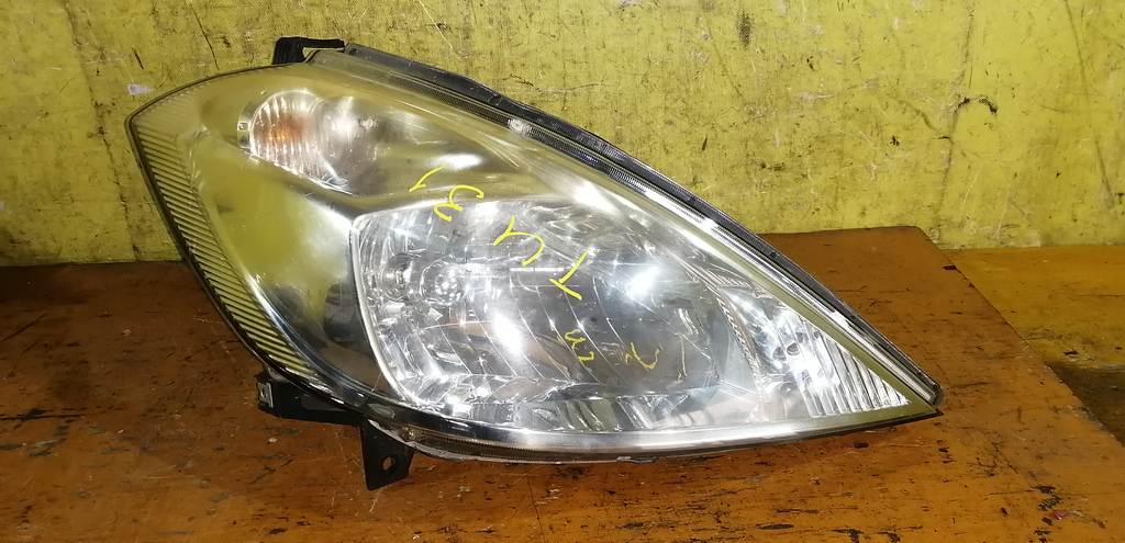 фара Nissan Presage